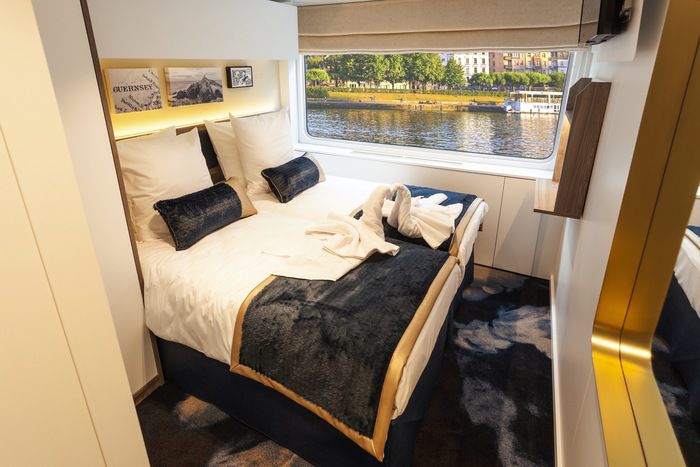 CAT. A - Main Deck 2 Adjustable Beds